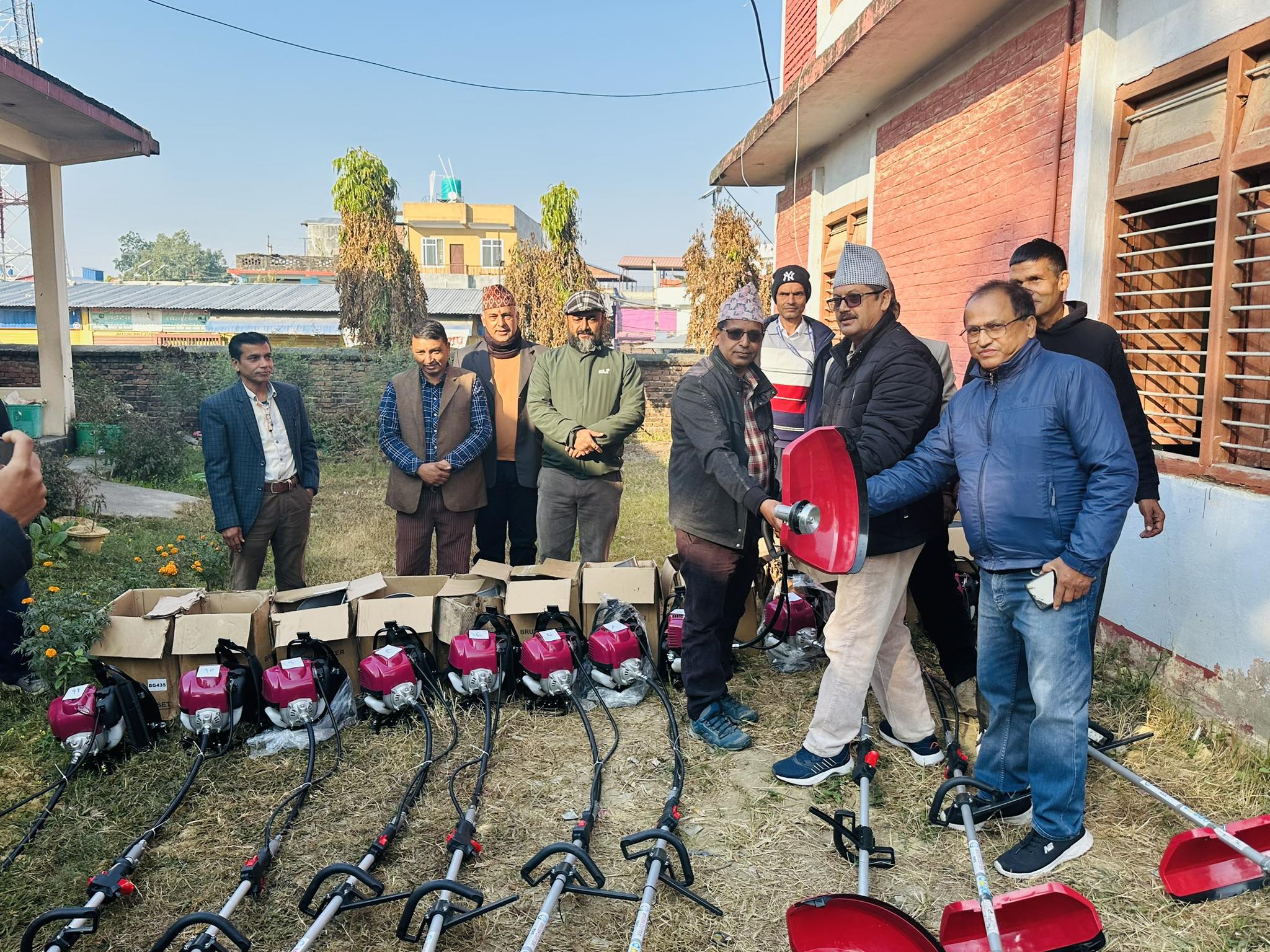 सैनामैनाका किसानलाई अनुदानमा कृषि उपकरण