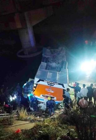 दाङ बस दुर्घटना अपडेट :मृतक १२ मध्य ८ जनाको सनाखत (नामावलीसहित)
